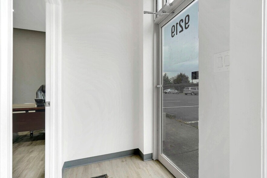 More Photos Of 9201-9373 Mike Garcia Dr, Manassas Warehouse For Lease