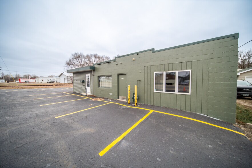 More Photos Of 1006 8th Ave SW, Austin Flex For Lease