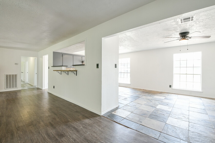 More Photos Of 33303 TX-249, Pinehurst Warehouse For Sale