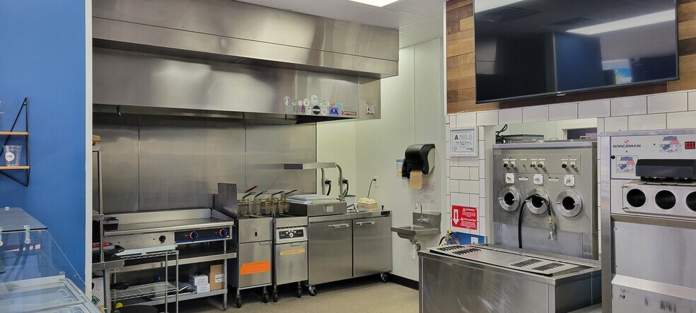 More Photos Of 86 Waynick Blvd, Wrightsville Beach Storefront For Lease