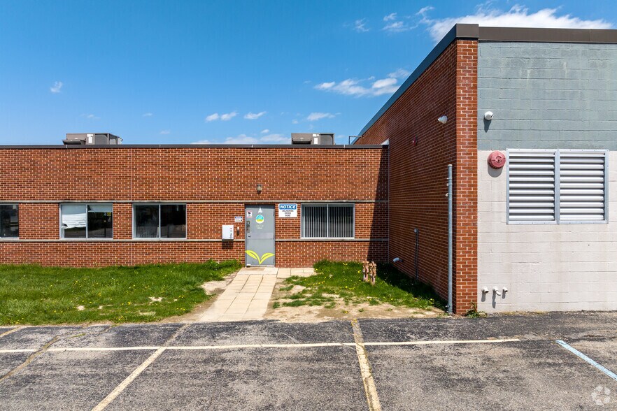More Photos Of 50750 E Russell Schmidt Blvd, Chesterfield Warehouse For Lease