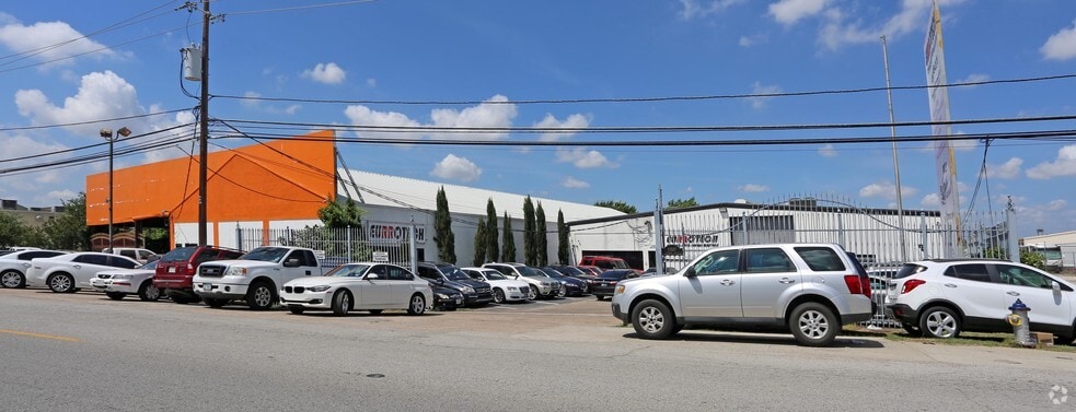 More Photos Of 11603-11607 Denton Dr, Dallas Showroom For Sale