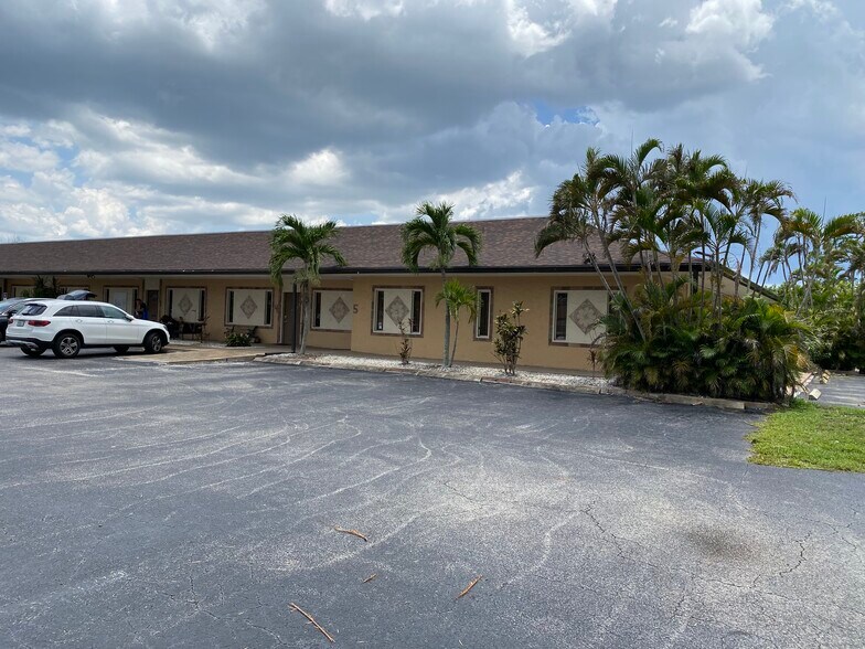 More Photos Of 12820 Kenwood Ln, Fort Myers Medical For Lease