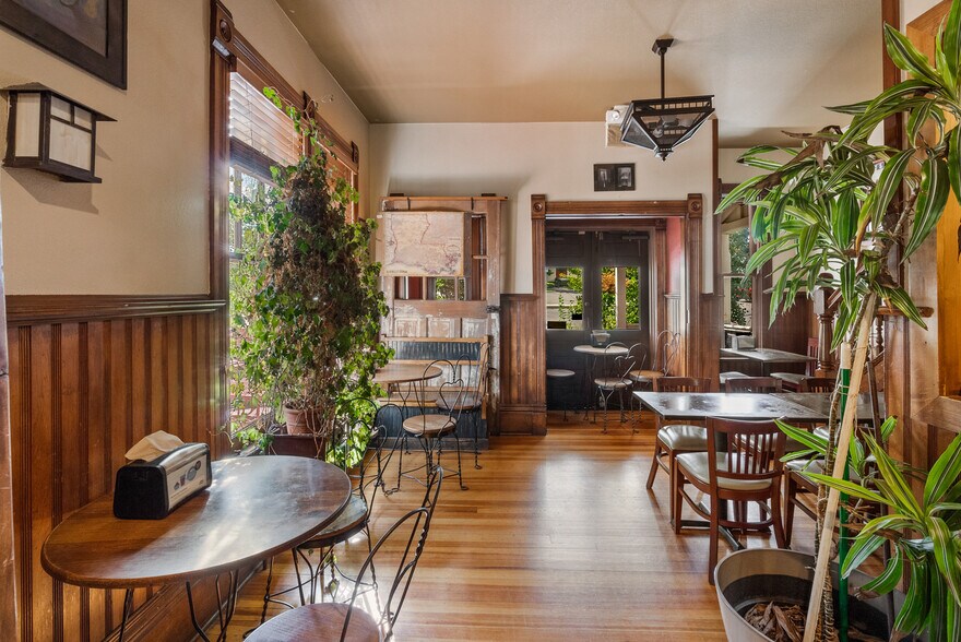 More Photos Of 2711 W College St, Bozeman Restaurant For Sale