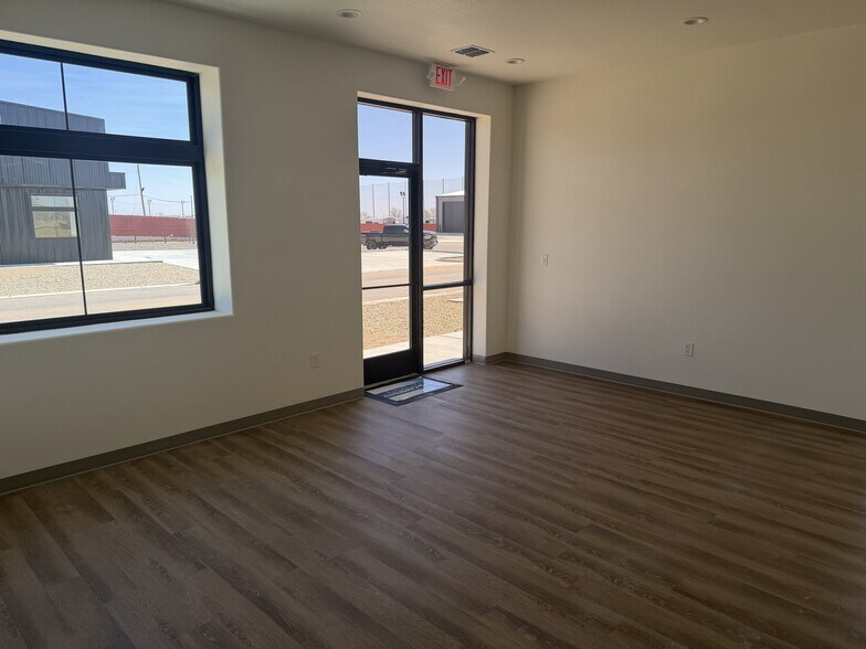 More Photos Of 3204 118th St, Lubbock Flex For Lease