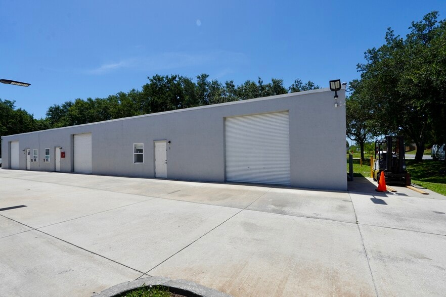 More Photos Of 7275 Waelti Dr, Melbourne Warehouse For Lease