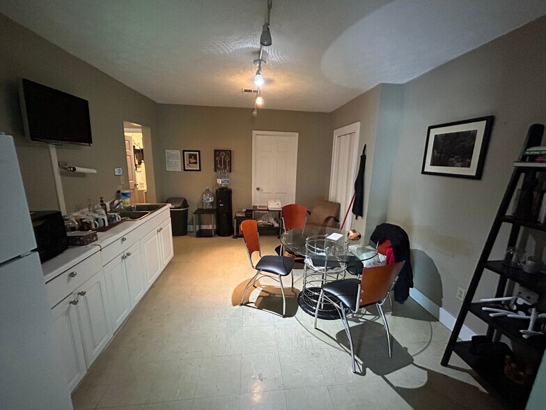 More Photos Of 6112 Benneville St, Cincinnati Freestanding For Sale
