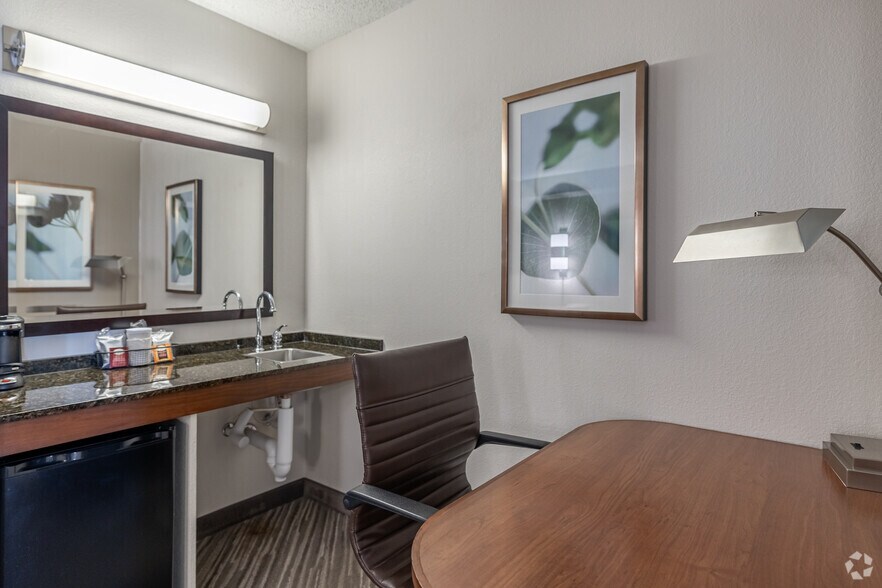 More Photos Of 4610 W Walnut St, Rogers Hotel For Sale