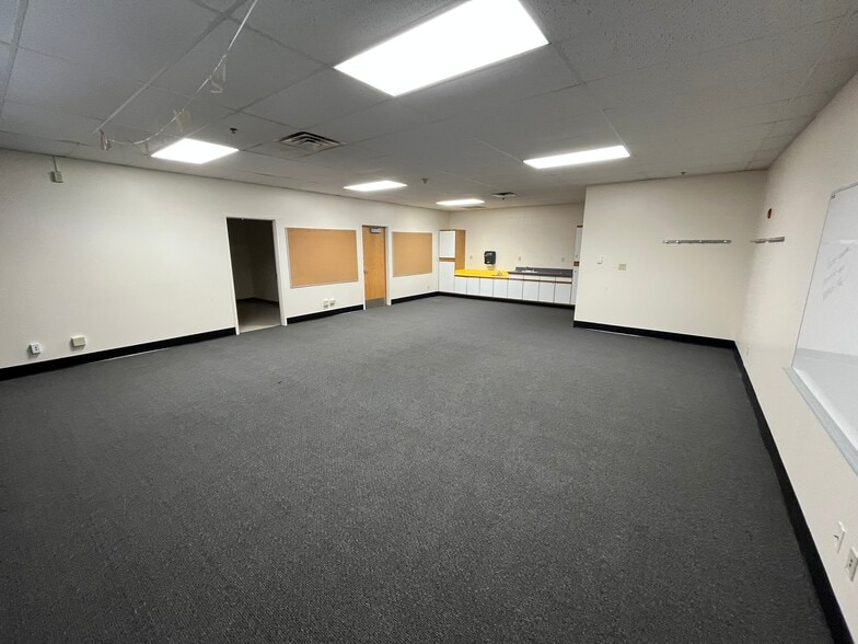 More Photos Of 615 S 5th St, Rockford Specialty For Lease