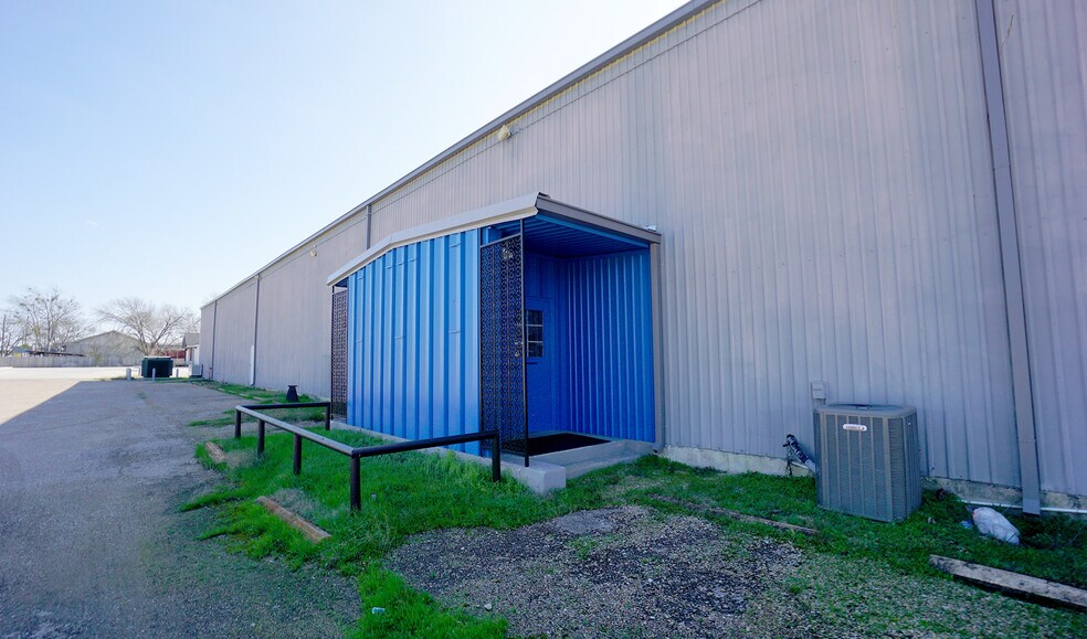 More Photos Of 601 W 2nd St, Taylor Warehouse For Lease