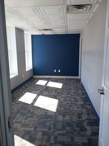 More Photos Of 40 Monument Sq, Urbana Storefront Retail Office For Lease