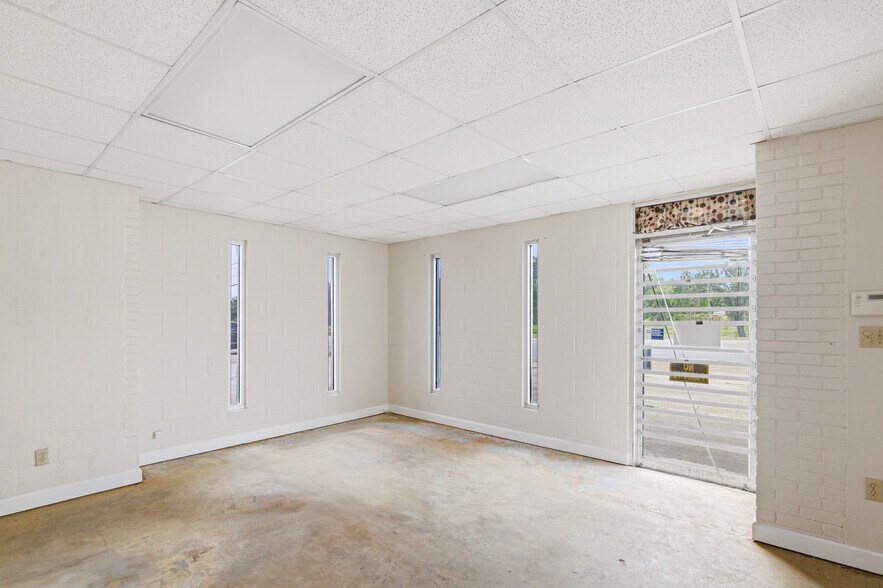 More Photos Of 4107 Port Lavaca Dr, Victoria Showroom For Sale