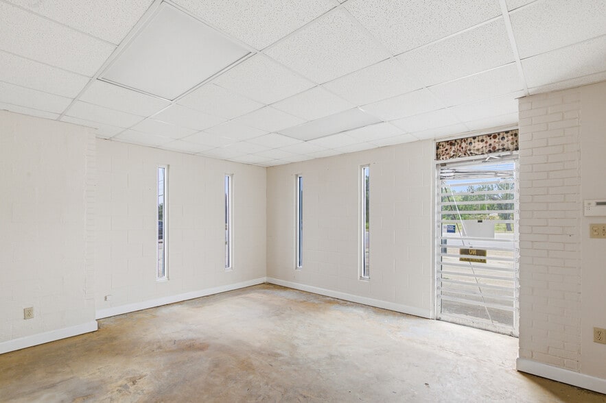 More Photos Of 4107 Port Lavaca Dr, Victoria Showroom For Sale
