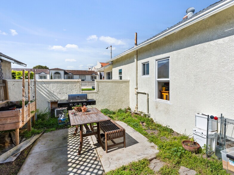 More Photos Of 424 S Pacific Coast Hwy, Redondo Beach Storefront Retail Residential For Lease