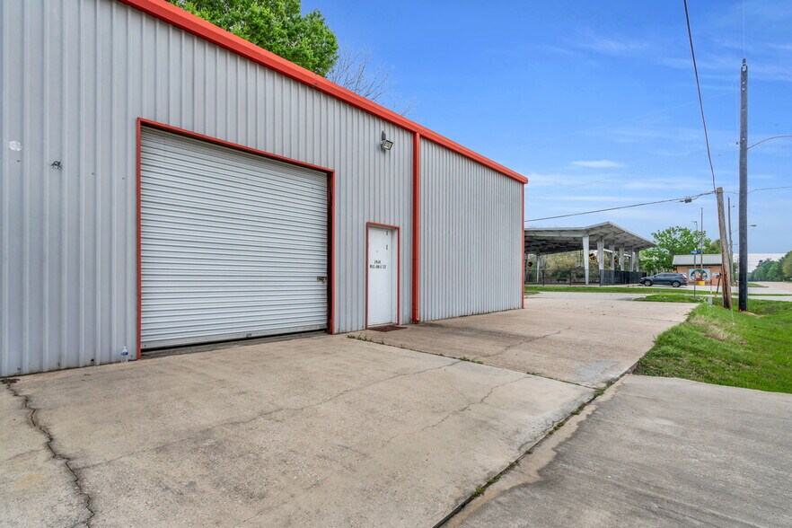 More Photos Of 340 Mechanic St, Tomball Light Distribution For Lease