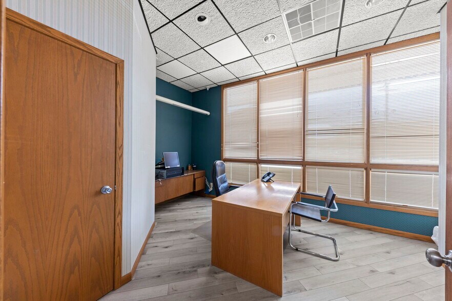 More Photos Of 1507 1/2 W Jefferson St, Joliet Storefront For Sale
