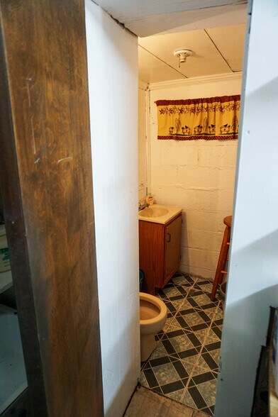 More Photos Of 109 Wilburn Valley Rd, Pearisburg General Retail For Sale