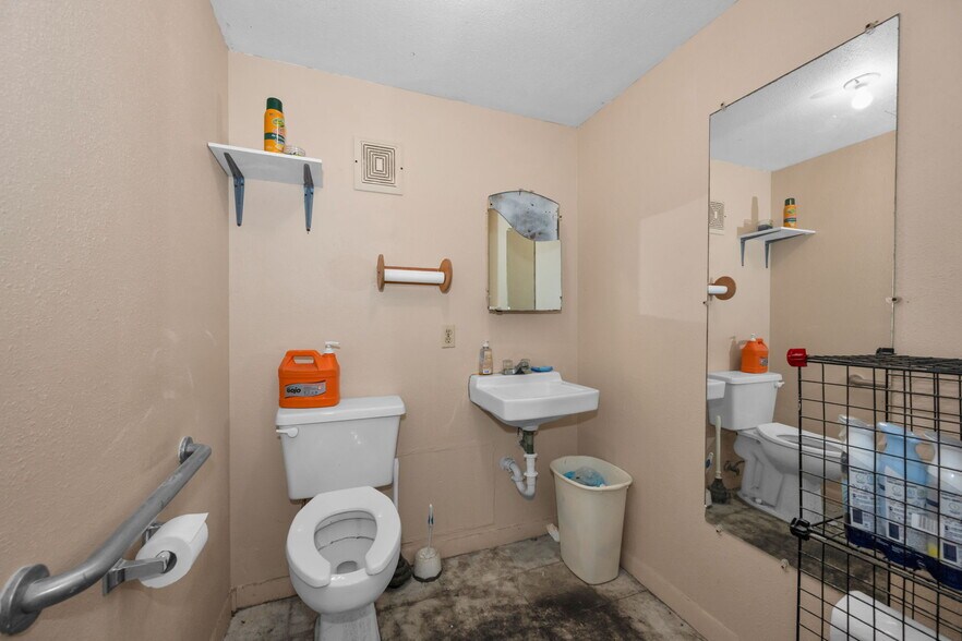 More Photos Of 6581 Seminole Blvd, Seminole Mixed Retail For Sale
