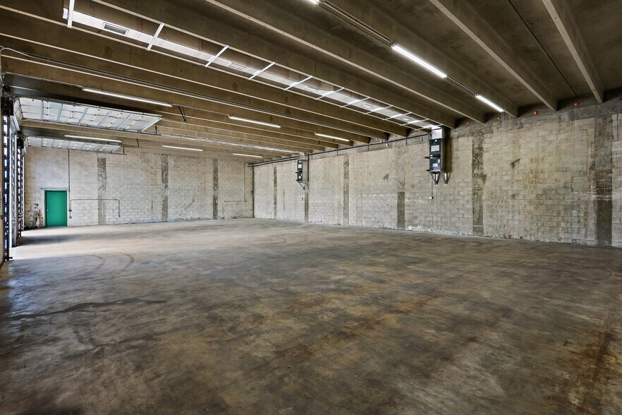 More Photos Of 2605 Kelly Ln, Lake Worth Light Distribution For Lease