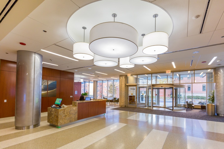 More Photos Of 331 W Surf St, Chicago Medical For Lease