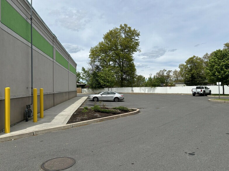 More Photos Of 385 Allen St, Springfield Freestanding For Lease