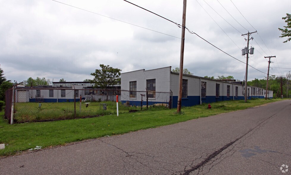 More Photos Of 1101 Woodlawn Ave, Cambridge Warehouse For Sale