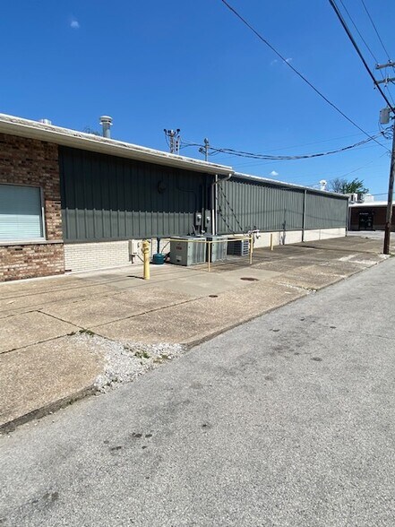 More Photos Of 400-402 E Market St, New Albany Industrial For Sale