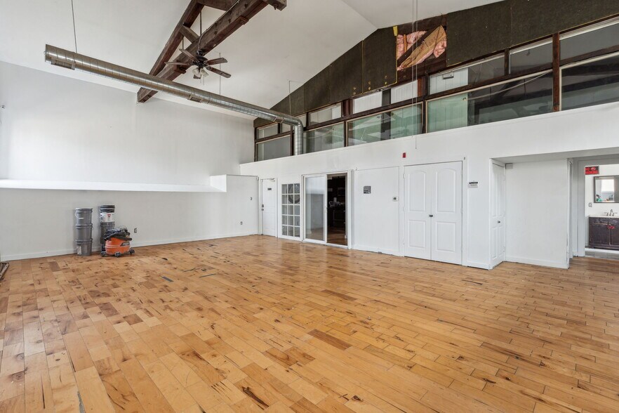 More Photos Of 3475 Collins St, Philadelphia Warehouse For Lease