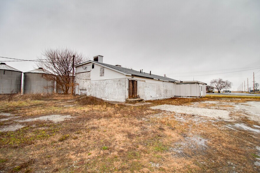 More Photos Of 22987 Cherry Ln, Jerseyville Storefront For Sale