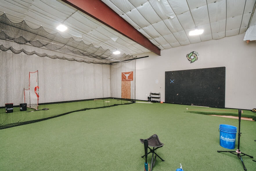 More Photos Of 305 Sam Houston Dr, Victoria Storefront For Lease