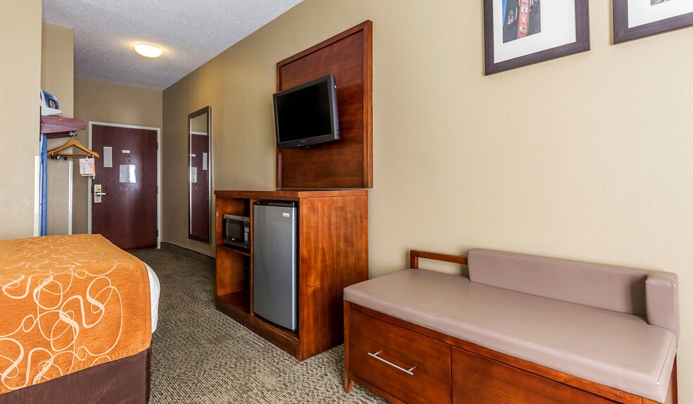 More Photos Of 2235 173rd St, Lansing Hotel For Sale