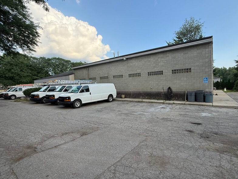 More Photos Of 4210-4214 Martin Rd, Commerce Township Flex For Lease