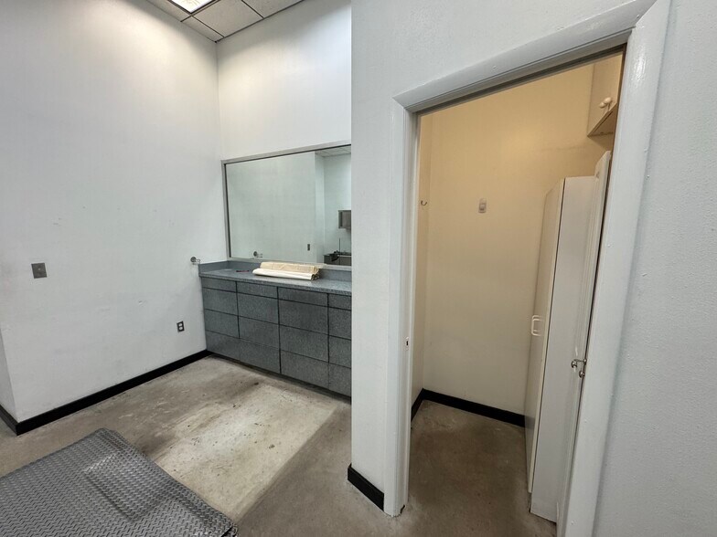 More Photos Of 2000 Harrison St, Hollywood Unknown For Lease