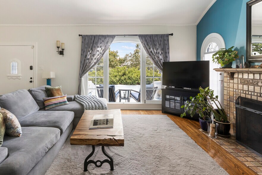 More Photos Of 1569 S Orange Grove Ave, Los Angeles Apartments For Sale