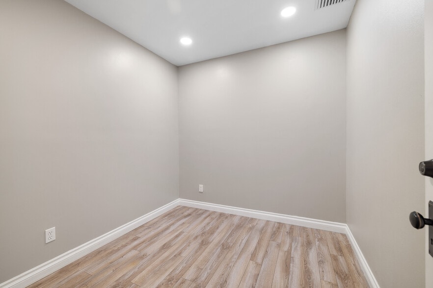 More Photos Of 5709 E Beverly Blvd, Los Angeles Office Residential For Sale