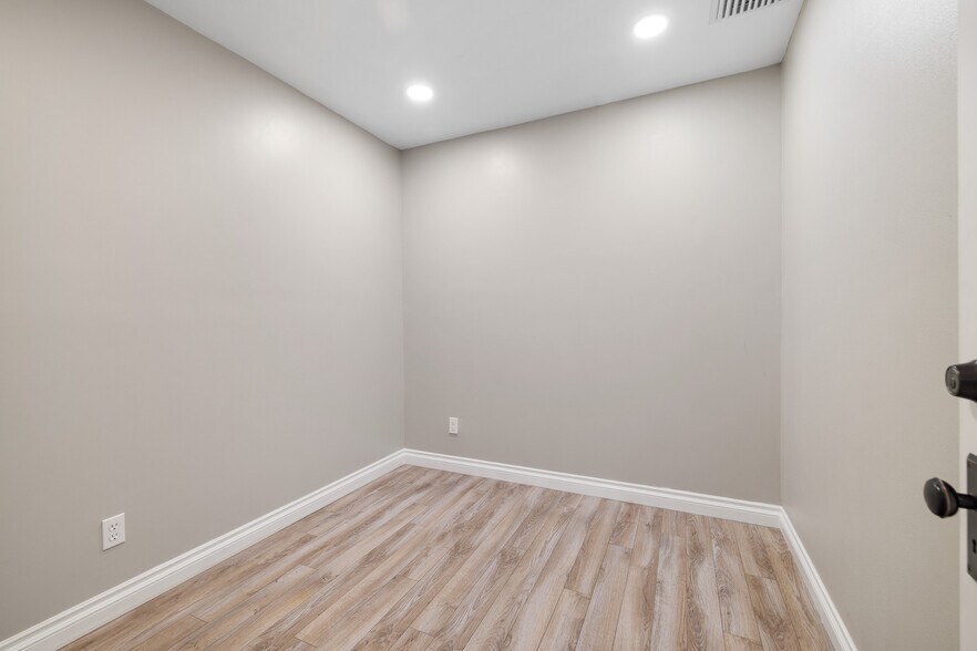 More Photos Of 5709 E Beverly Blvd, Los Angeles Office Residential For Lease