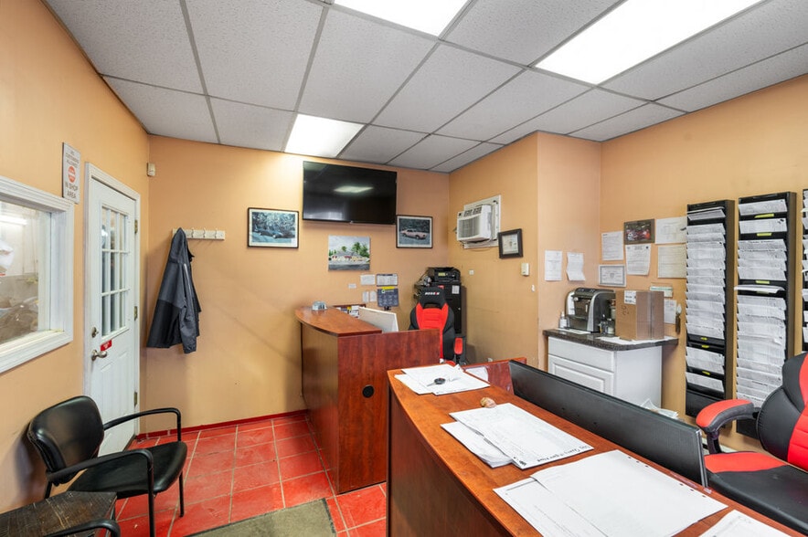 More Photos Of 20 Woodland St, Methuen Auto Repair For Sale