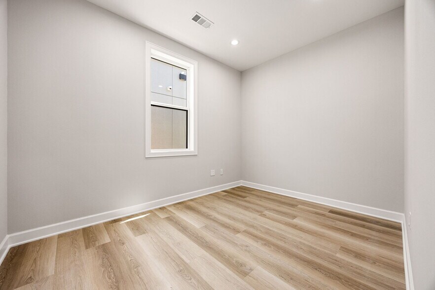 More Photos Of 1325 Main Street, Katy Medical For Sale