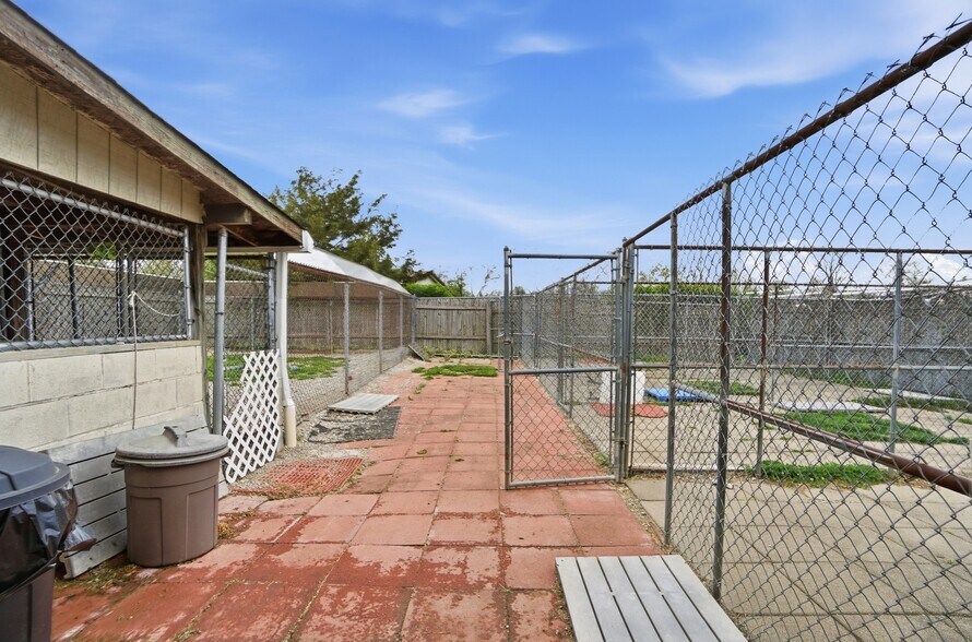 More Photos Of 1532 Eads Rd, Verona Flex For Sale