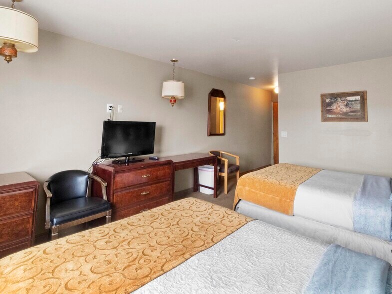 More Photos Of 1806 E Cedar Ave, Rawlins Hotel For Sale