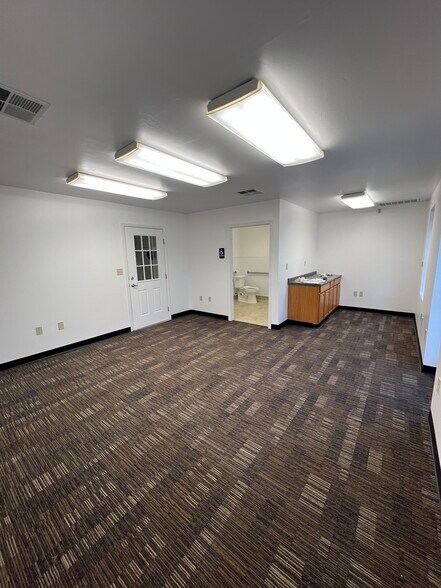 More Photos Of 8032 Dimiller Dr, Bakersfield Warehouse For Lease