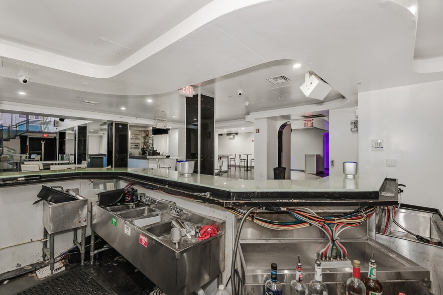 More Photos Of 145 SW 1st Ave, Fort Lauderdale Bar For Lease