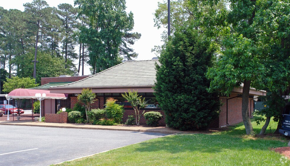 Primary Photo Of 694 J Clyde Morris Blvd, Newport News Restaurant For Sale