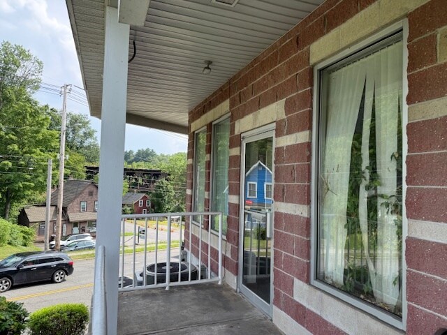 More Photos Of 21 Mohawk Trl, Greenfield Unknown For Lease