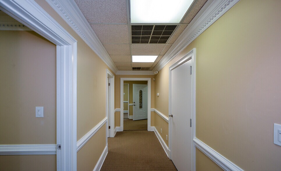 More Photos Of 8046 Roswell Rd, Atlanta Office For Sale