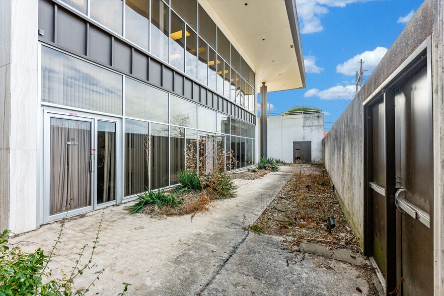 More Photos Of 214 Merchant St, Fairmont Bank For Sale