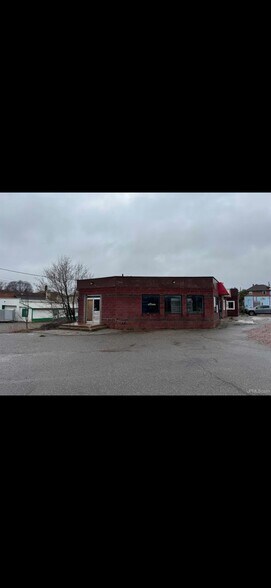 More Photos Of 403 N Third St, Ishpeming Service Station For Sale