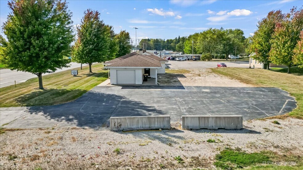 More Photos Of 124 E Oak Knoll Dr, Hampshire Office Residential For Sale