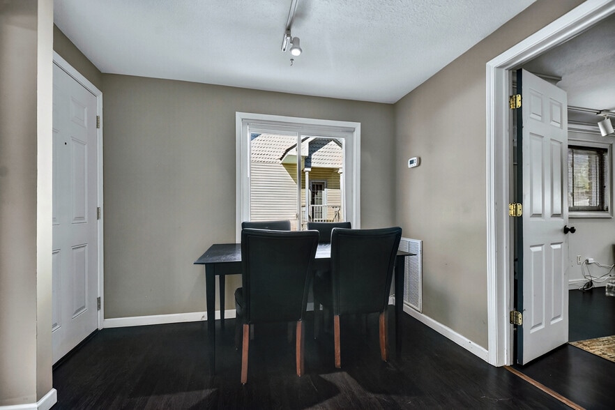 More Photos Of 240 W Main St, Blue Ridge Office For Sale