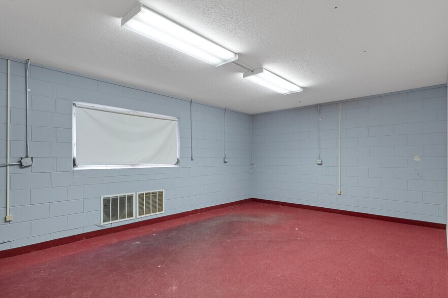 More Photos Of 377 Highway 40 W, Inglis Flex For Lease